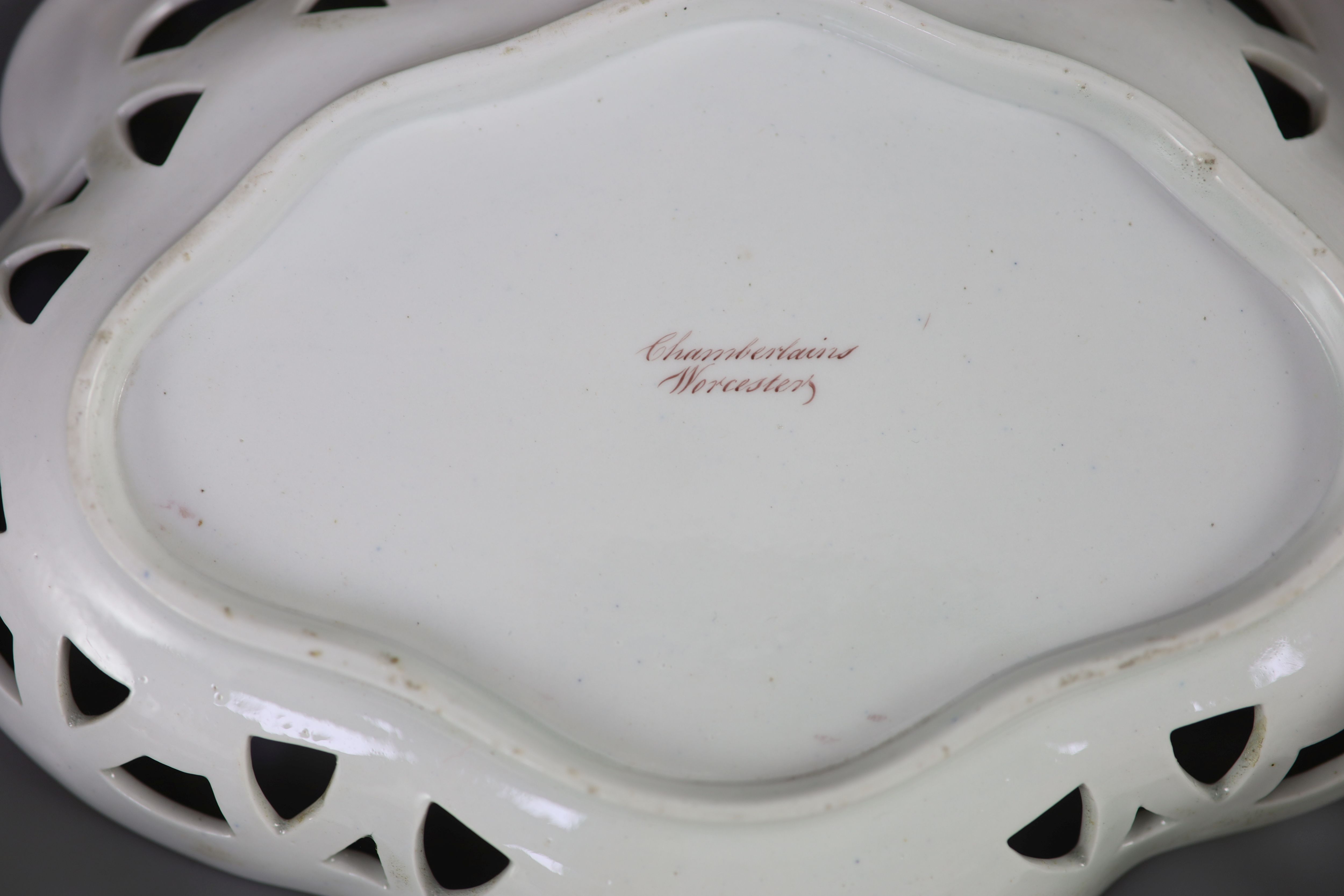 A rare Chamberlains Worcester Kakiemon pattern part dessert service, c.1820, the oval basket 26.5cm across